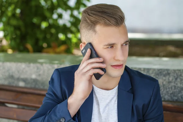 Genç erkekler telefon ederken — Stok fotoğraf