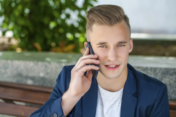 Jonge mannen vragen per telefoon — Stockfoto
