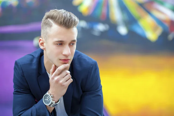 Kalm knappe man op de achtergrond van de zomer straat — Stockfoto