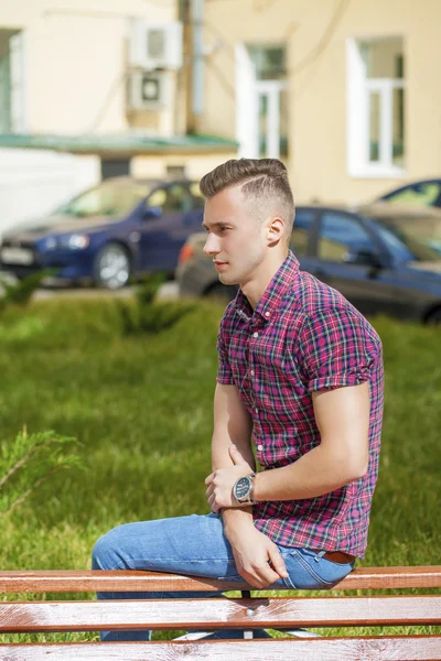 Spokojny przystojny mężczyzna w plaid shirt na tle lato str — Zdjęcie stockowe