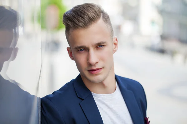 Sakin yakışıklı yaz sokak arka plan üzerinde