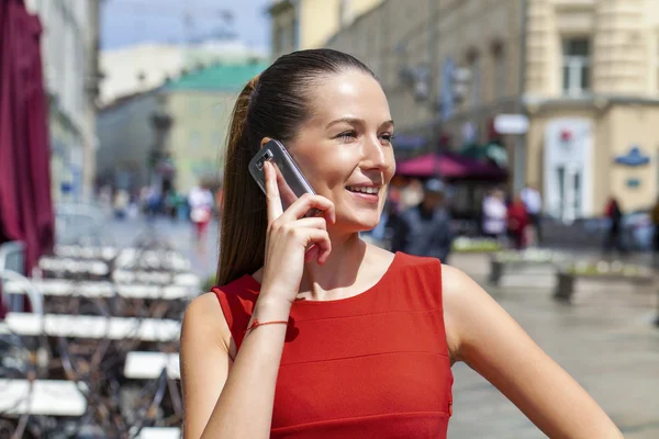 Joyeux belles femmes appelant par téléphone — Photo