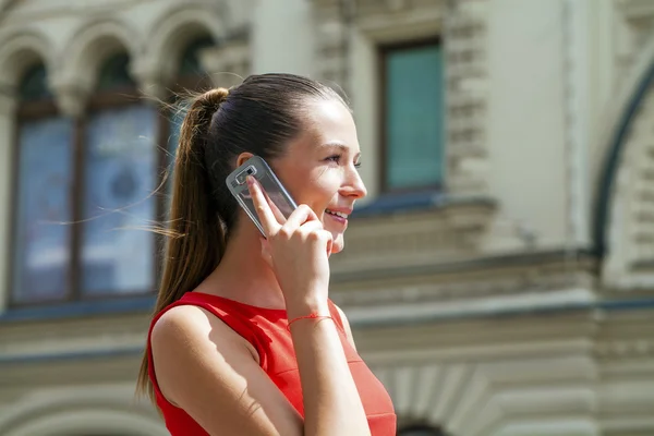 Boldog szép nők, calling telefonon — Stock Fotó