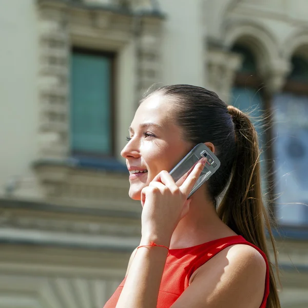 Glada vackra kvinnor ringer via telefon — Stockfoto