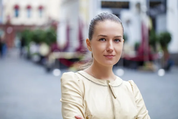 Glückliches schönes Mädchen telefonisch — Stockfoto