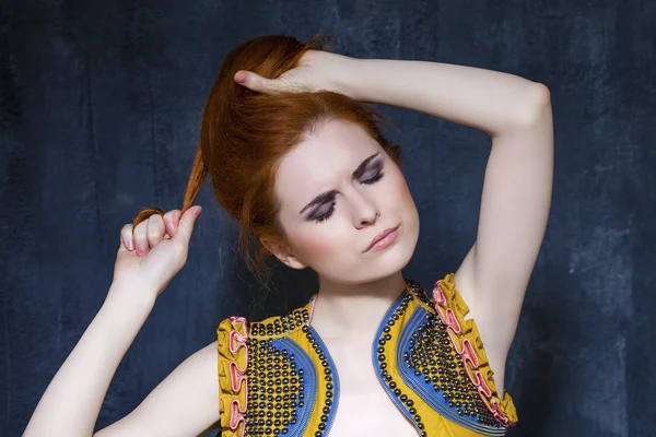 Güzel kırmızı saçlı kadın portresi — Stok fotoğraf