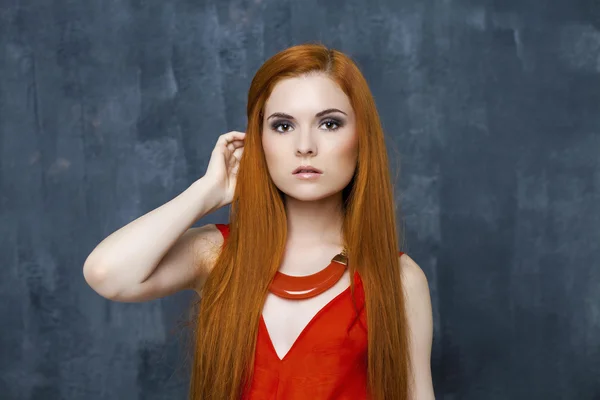 Portretul frumoasei femei cu părul roșu — Fotografie, imagine de stoc