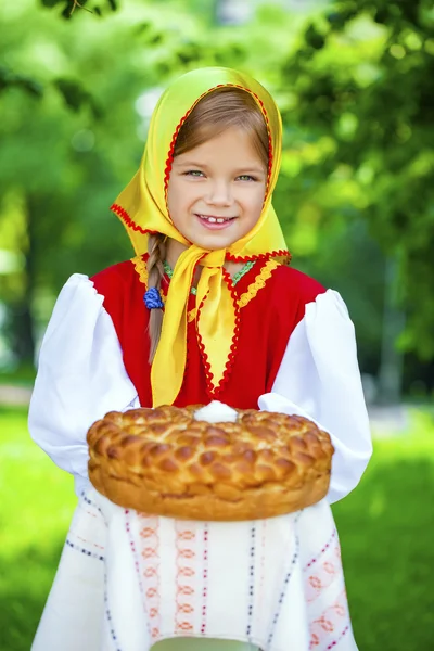 어린 소녀 여름 p에 러시아 국가 복장에서 옷을 입고합니다 — 스톡 사진