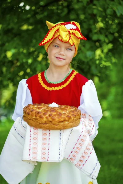 Bambina è vestita con il vestito nazionale russo in estate p — Foto Stock