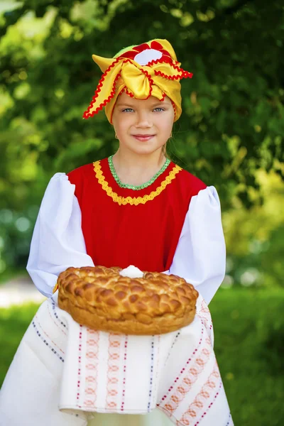 Dziewczynka jest ubrany w rosyjski strój w lato; p — Zdjęcie stockowe