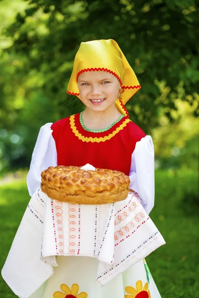Kis lány öltözött az orosz nemzeti ruha nyári p — Stock Fotó