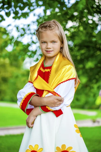 Liten flicka är klädd i den ryska nationella klänningen i sommar p — Stockfoto