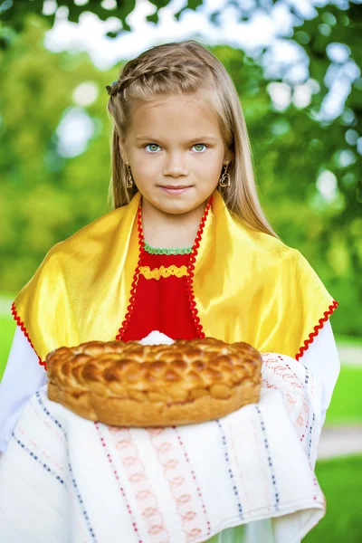 Little girl is dressed in the Russian national dress in summer p — Stock Photo, Image