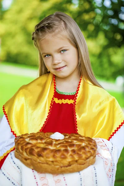 Dziewczynka jest ubrany w rosyjski strój w lato; p — Zdjęcie stockowe