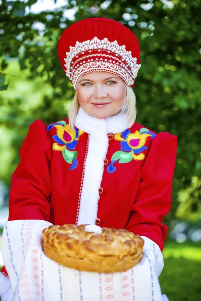 Jonge vrouw is gekleed in de Russische nationale jurk in zomer p — Stockfoto