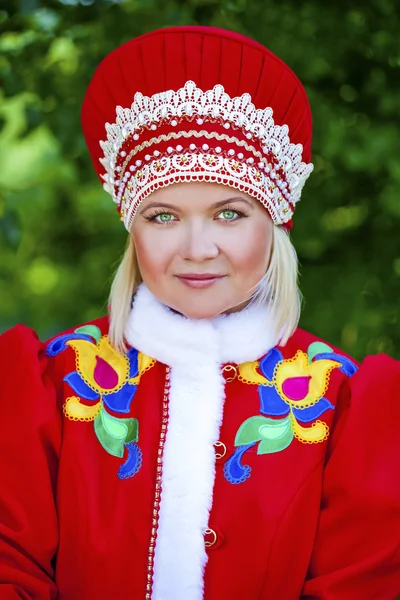 Young woman is dressed in the Russian national dress in summer p — Stock Photo, Image