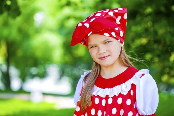 Ritratto di una bambina affascinante che guarda la macchina fotografica — Foto Stock