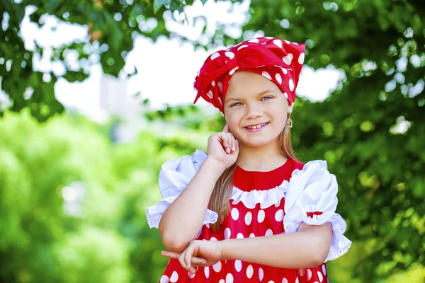 Retrato de una niña encantadora mirando a la cámara — Foto de Stock