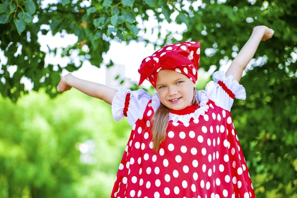 Ritratto di una bambina affascinante che guarda la macchina fotografica — Foto Stock