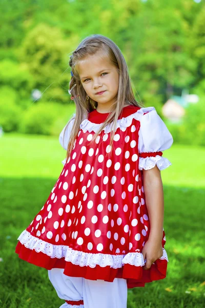 Ritratto di una bambina affascinante che guarda la macchina fotografica — Foto Stock