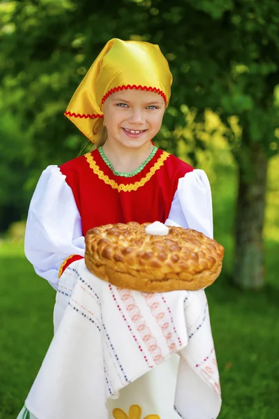 Liten flicka är klädd i den ryska nationella klänningen i sommar p — Stockfoto