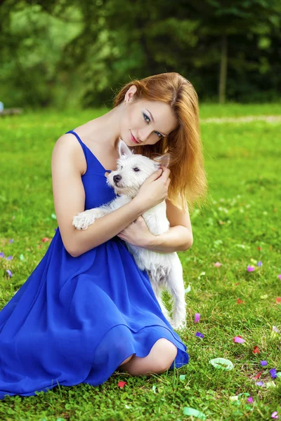 Couple Loving in summer park — Stock Photo, Image