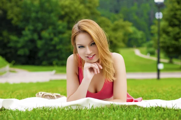 Romantische jonge vrouw buitenshuis op een zomerdag — Stockfoto