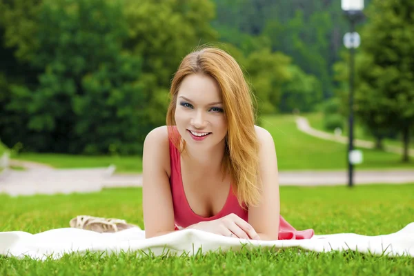 Romantische jonge vrouw buitenshuis op een zomerdag — Stockfoto