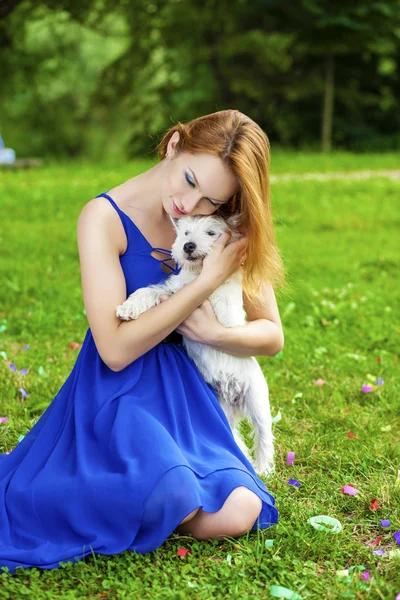 Schöne junge Frau in buntem Kleid — Stockfoto