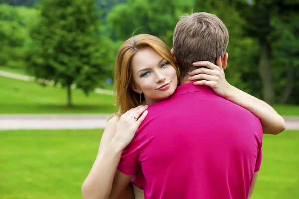 Couple Aimant dans le parc d'été — Photo