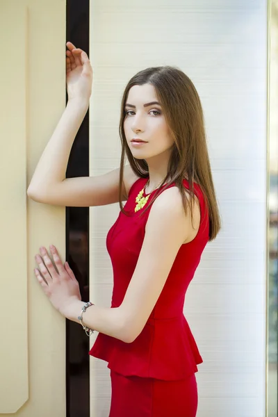 Retrato sensual de morena sexy em um vestido vermelho — Fotografia de Stock