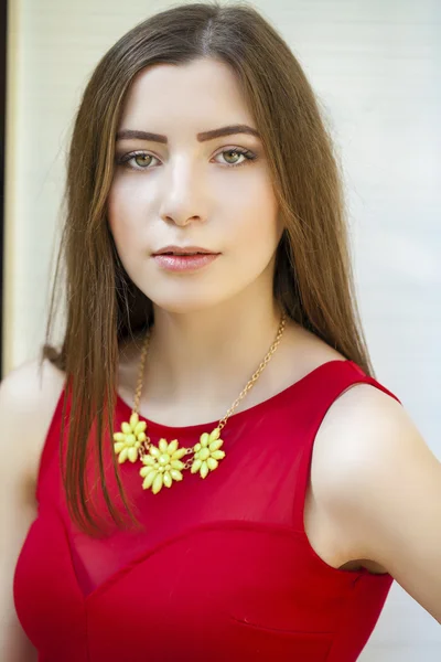 Smyslný portrét sexy bruneta v červených šatech — Stock fotografie