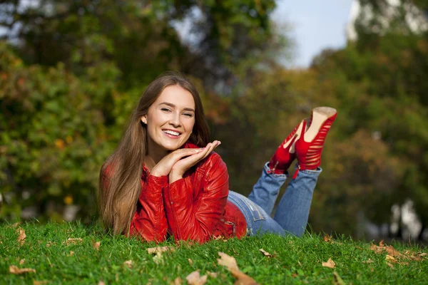 Portrait gros plan de jeune belle femme — Photo