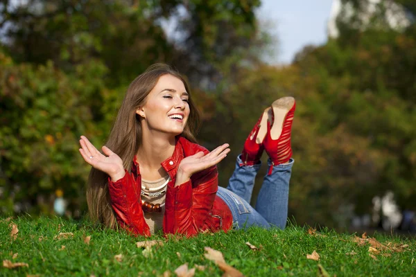 Retrato de cerca de la joven hermosa mujer —  Fotos de Stock