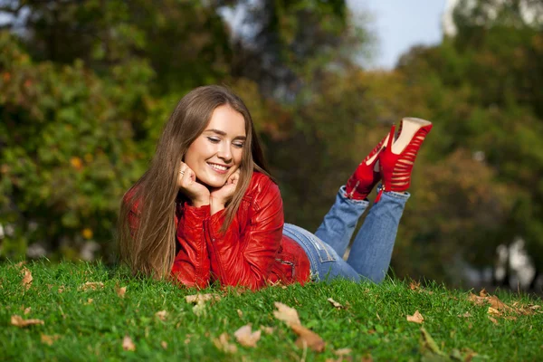 Portrait gros plan de jeune belle femme — Photo