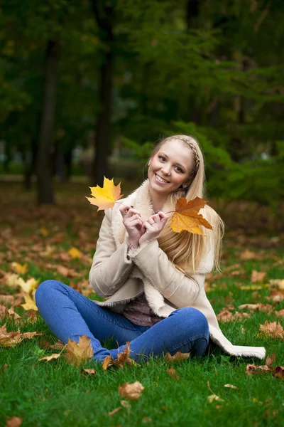 Unga glada blonda kvinnan i höst park — Stockfoto