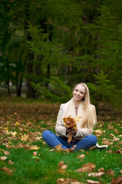 Mladá blondýna šťastná žena v podzimním parku — Stock fotografie