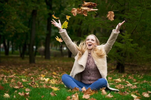 Jovem mulher loira feliz no parque de outono — Fotografia de Stock