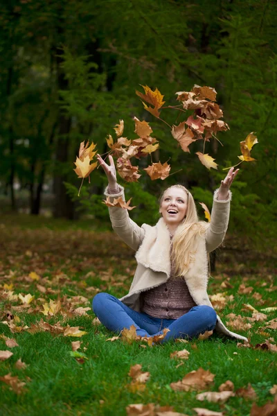 Unga glada blonda kvinnan i höst park — Stockfoto