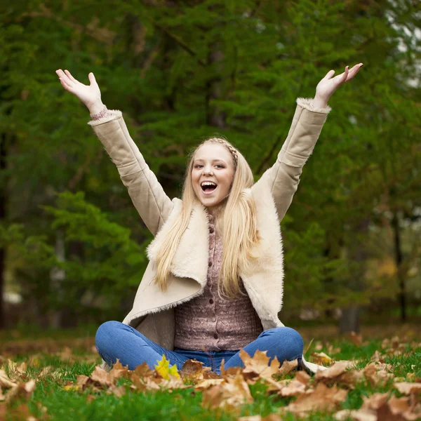 Unga glada blonda kvinnan gå i höst park — Stockfoto