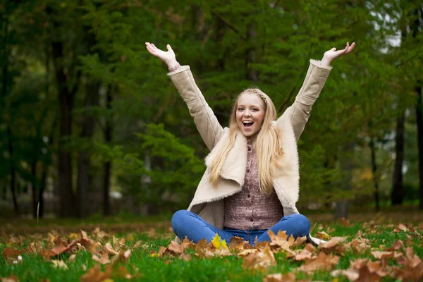 Sonbahar Park'ta yürüyordunuz mutlu sarışın genç kadın — Stok fotoğraf