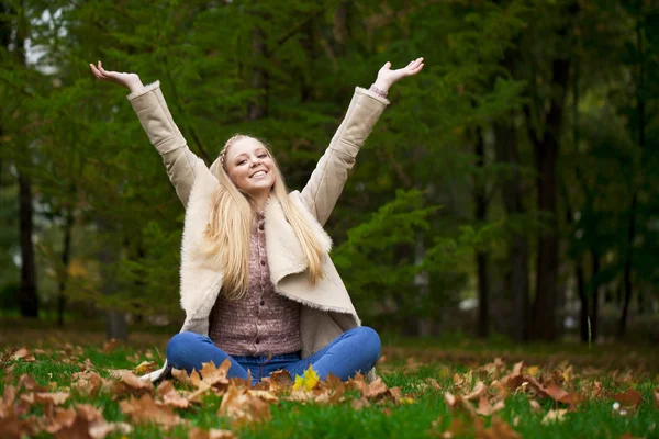 秋の公園で歩く若い幸せなブロンドの女性 — ストック写真