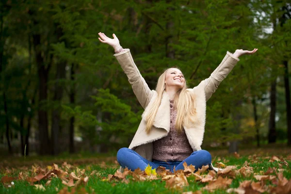 Jovem mulher loira feliz andando no parque de outono — Fotografia de Stock