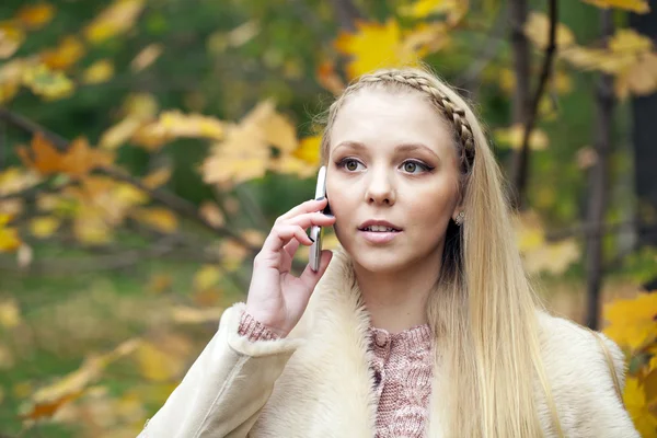 Telefon ederken güzel bir genç kadının portresi — Stok fotoğraf