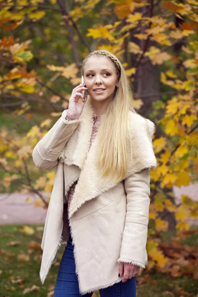 Portrait d'une belle jeune femme appelant par téléphone — Photo