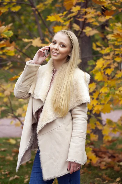 Portrait d'une belle jeune femme appelant par téléphone — Photo