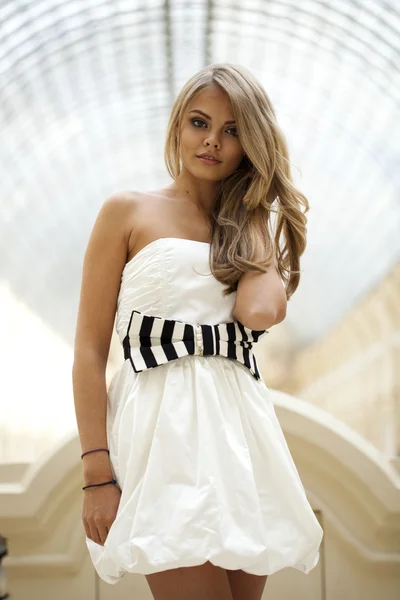 Beyaz elbiseli sarışın güzel genç kadın — Stok fotoğraf