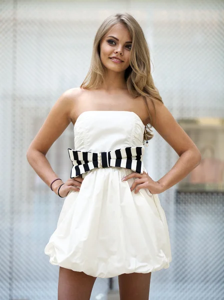 Mulher loira jovem bonita em vestido branco — Fotografia de Stock