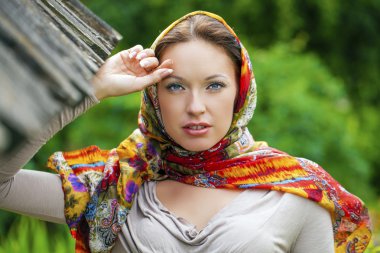 Yaz Park seksi uzun gri elbiseli güzel genç kadın