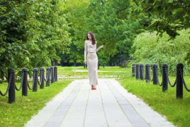 Tam büyüme, su seksi uzun gri elbiseli güzel genç kadın